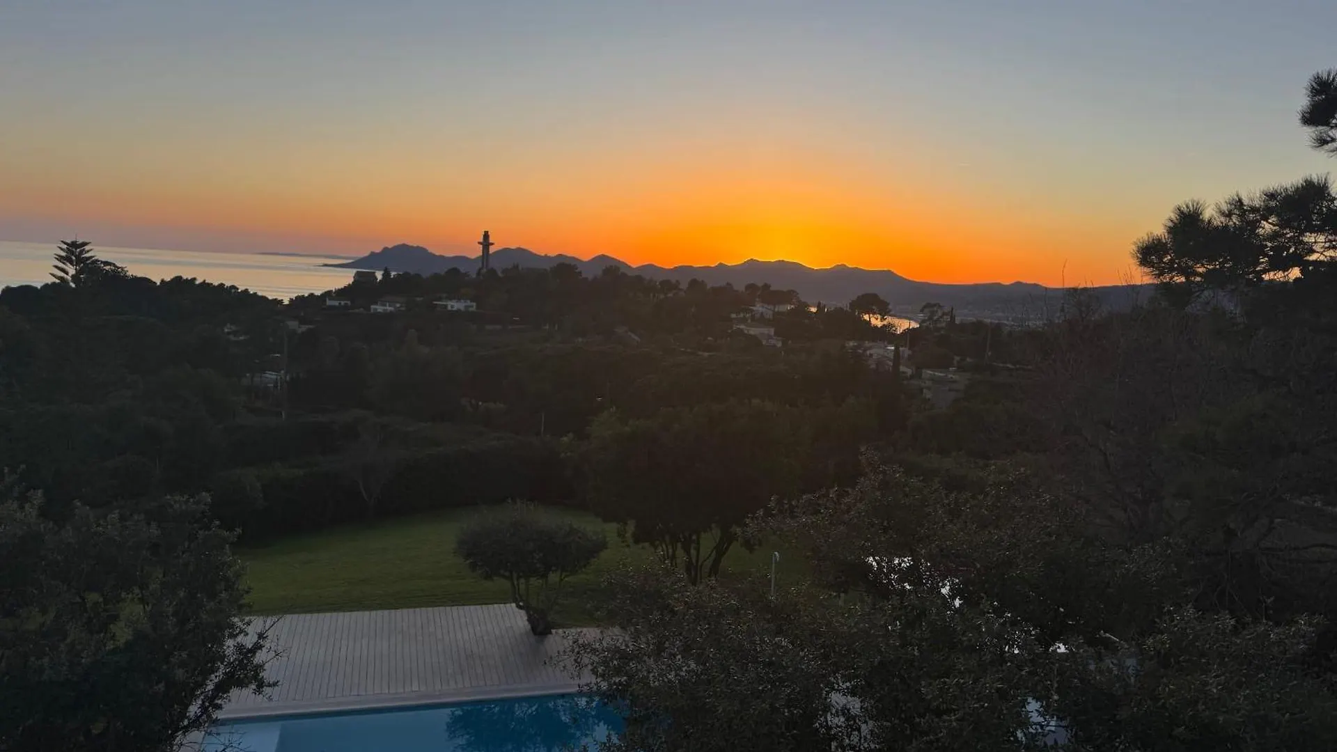 Beautiful 5 Bedroom Villa With Sea View & Pool 발로리스