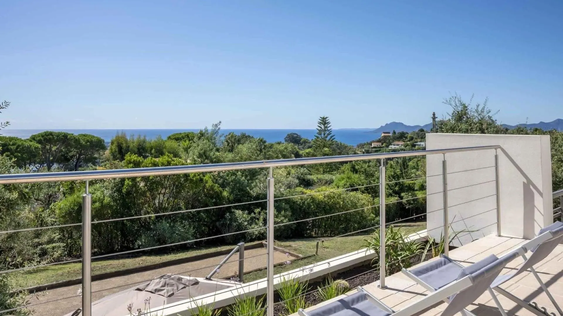 Beautiful 5 Bedroom Villa With Sea View & Pool 발로리스