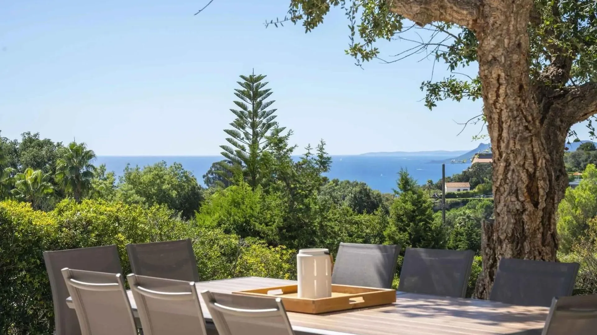 Beautiful 5 Bedroom Villa With Sea View & Pool 발로리스