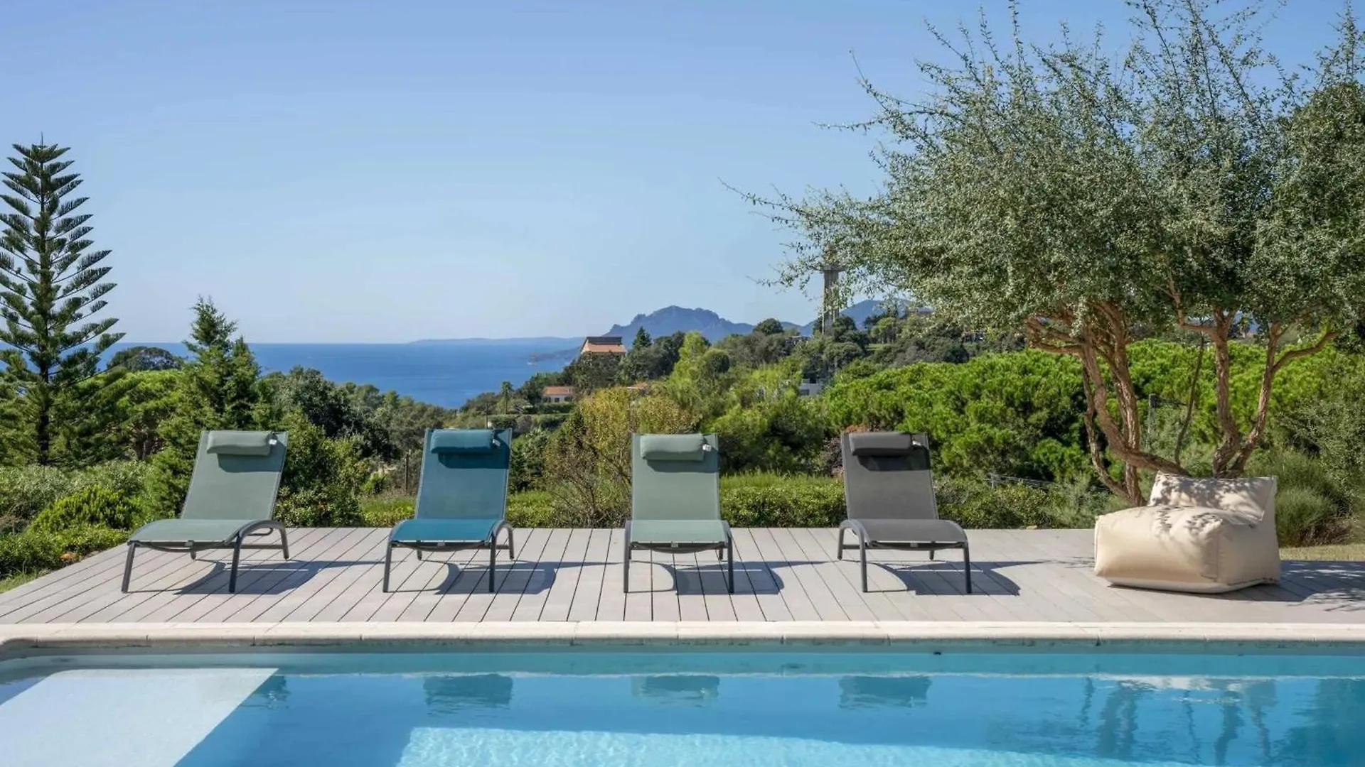 Beautiful 5 Bedroom Villa With Sea View & Pool 발로리스