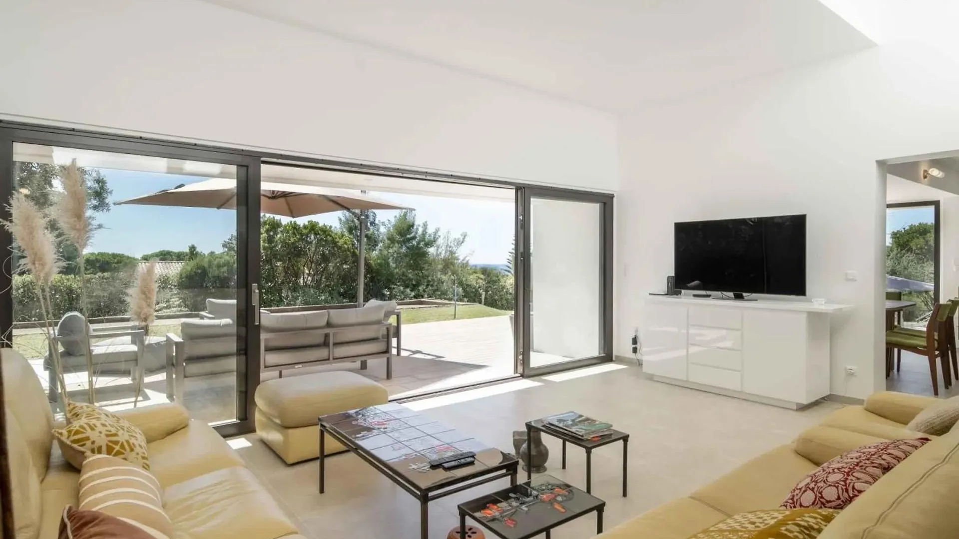 Beautiful 5 Bedroom Villa With Sea View & Pool 발로리스
