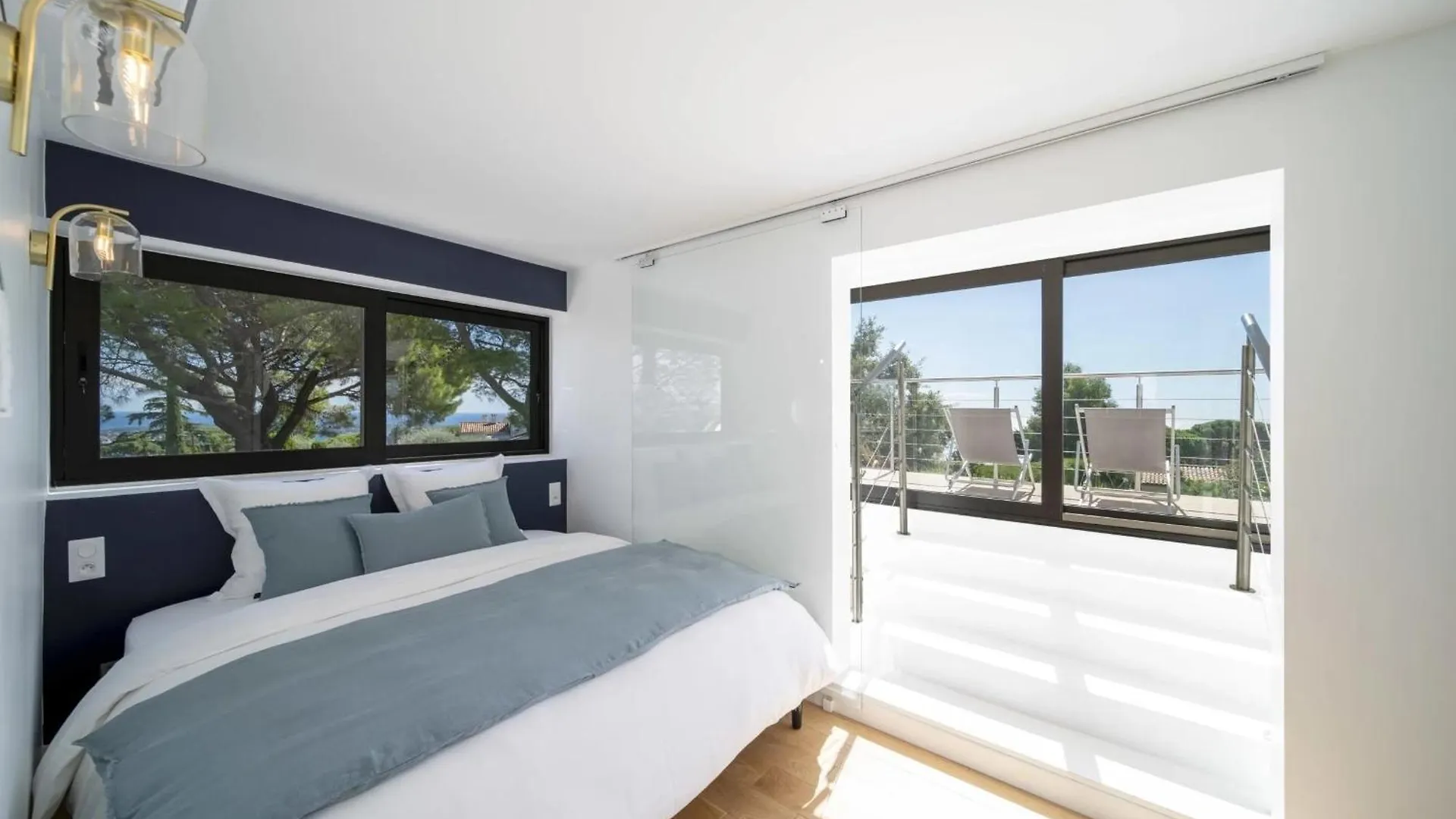 Beautiful 5 Bedroom Villa With Sea View & Pool 발로리스